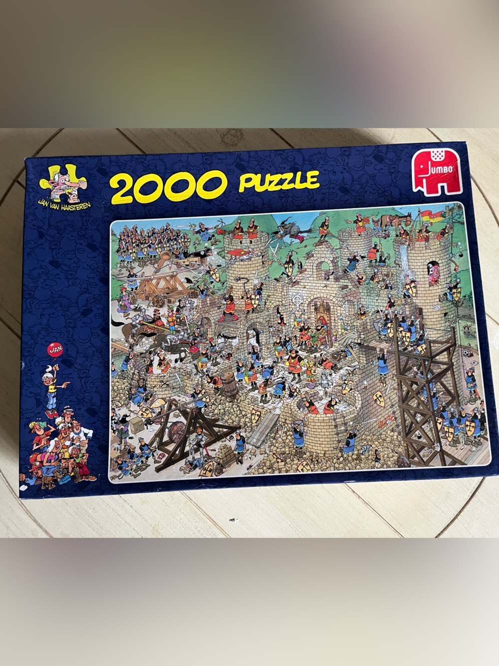 2000-Piece Castle Crowd Puzzle - Blue Box
